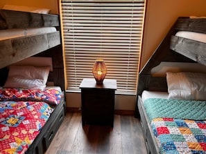 3 chambres, fer et planche à repasser, lit de bébé portatif