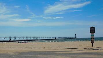 Ligstoelen aan het strand