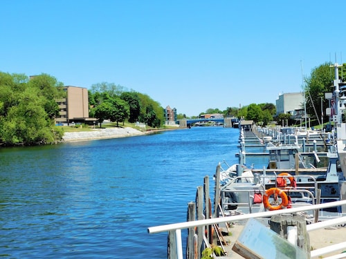 Manistee Charm: Minutes from Beach & Downtown