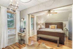 4 makuuhuonetta, työpöytä, vauvan matkasänky, ilmainen Wi-Fi