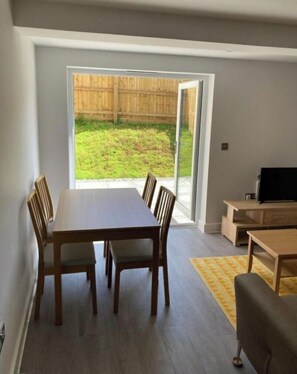 Interior - BRAND NEW 1 Bdrm Apt Close To Town SOUTH FACING GARDEN FREE PARKING (Totnes)