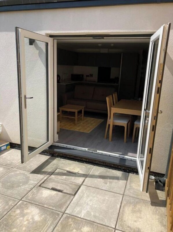 Terrace/patio - BRAND NEW 1 Bdrm Apt Close To Town SOUTH FACING GARDEN FREE PARKING (Totnes)