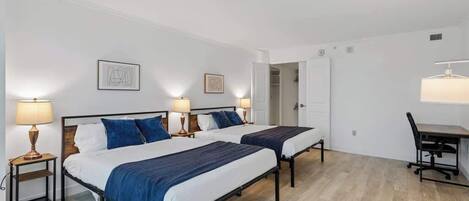 2 habitaciones, escritorio, tabla de planchar con plancha y wifi