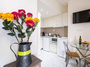 Fridge, coffee/tea maker, electric kettle, toaster - Melina Apartments (Chania)