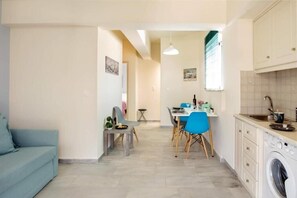 Appartement Penthouse, vue sur la mer | Salle de séjour | Téléviseur à écran plat de 32 po avec télévision numérique, téléviseur