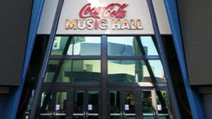 Une enseigne « Coca-Cola Music Hall » sur un bâtiment.