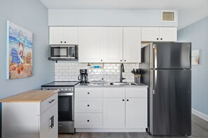 Geladeira, micro-ondas, cooktop, lava-louças