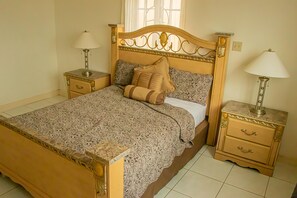 3 bedrooms, iron/ironing board, free WiFi - HOLIDAYS AT MANGO WALK COUNTRY CLUB (Montego Bay)