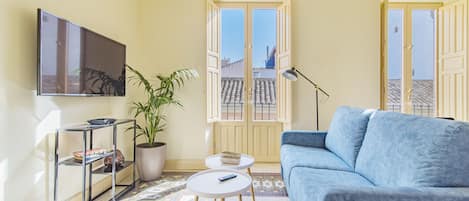 Een 50-inch smart-tv met digitale zenders en een televisie