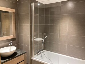 Baignoire, sèche-cheveux, serviettes fournies, papier toilette