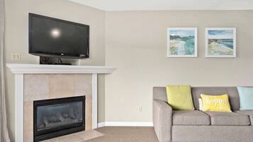 Televisión, chimenea y oficina