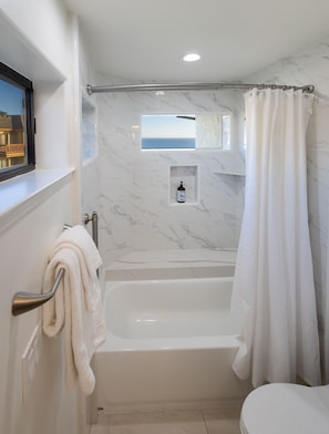Badewanne, Haartrockner, Handtücher