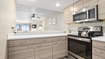 Refrigerador, microondas, horno y parrilla de estufa