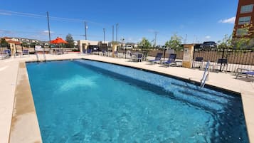 Een seizoensgebonden buitenzwembad