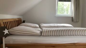 3 habitaciones, tabla de planchar con plancha y cuna de viaje