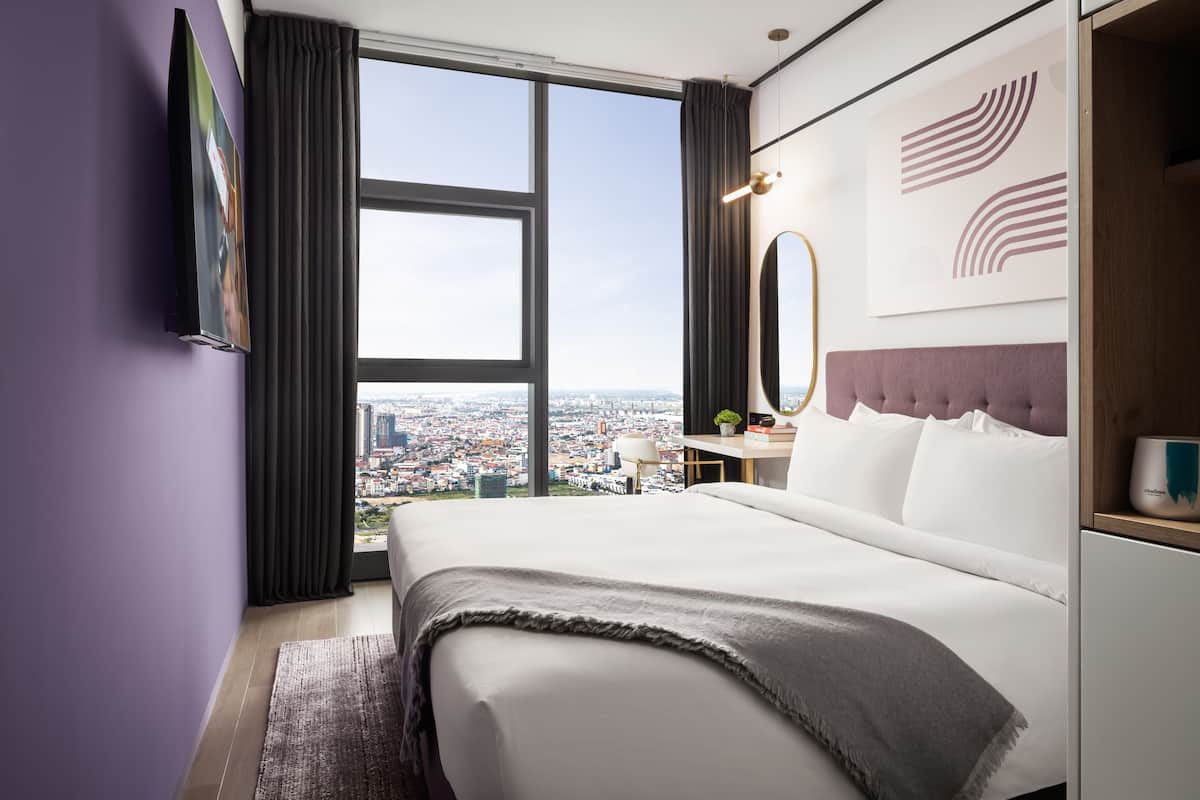 Deluxe Room | 1 bedroom, in-room safe, iron/ironing board, free WiFi