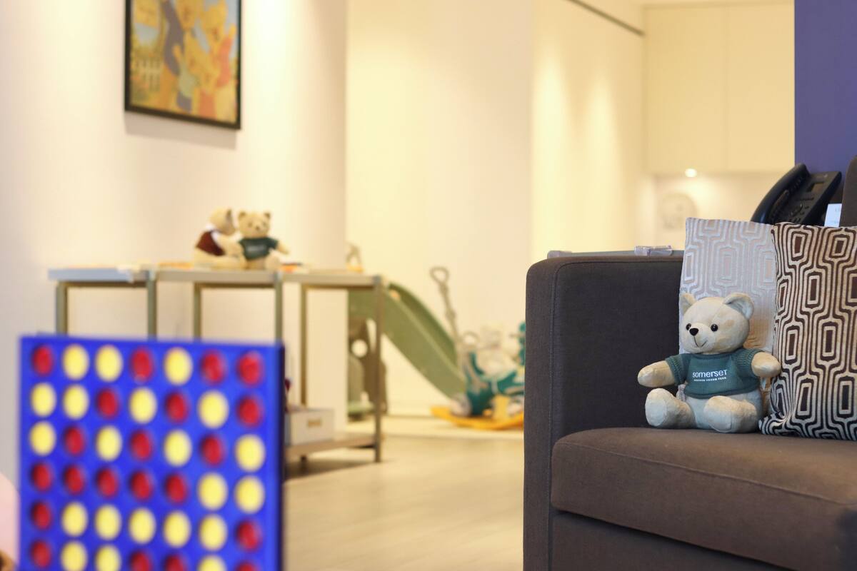 Familieleilighet, byutsikt | Oppholdsområde | En 42-tommers smart-TV med kabel-kanaler