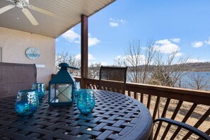 Outdoor dining - Spacious Lux Condo>Steps to the Water>4 Min to SDC > Amazing Sunsets (Branson)