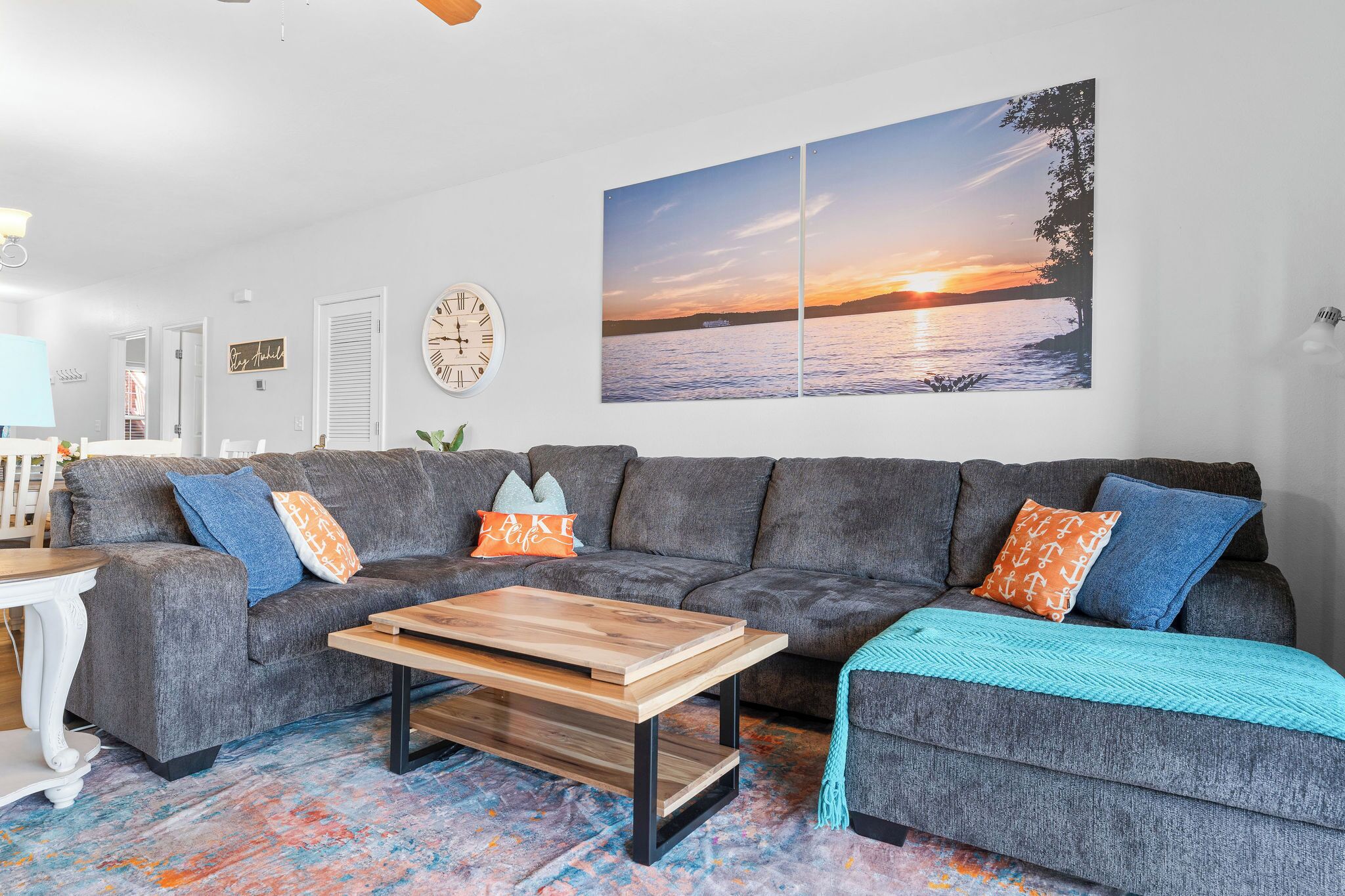 TV connectée, cheminée, lecteur de DVD, médiathèque