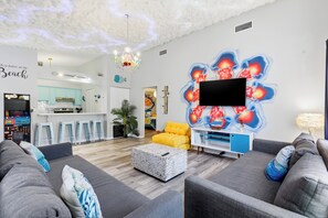 TV - Majestic Beachside Retreat ~ Pool ~ Hot Tubs ~ BBQ (Siesta Key)