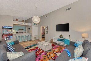 TV - 2 Bedroom Unit with Pool - 2 min walk to Siesta Beach (Siesta Key)