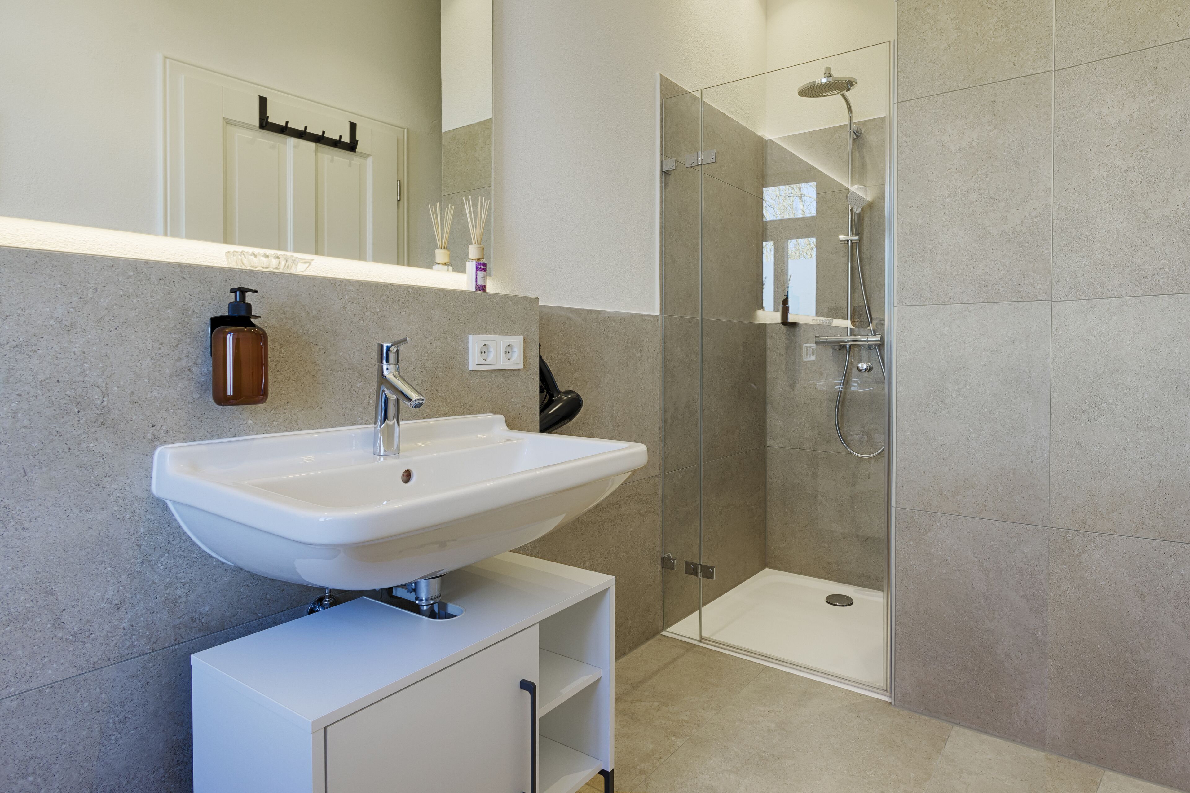 Studio | Bathroom | Shower, hair dryer, towels, soap