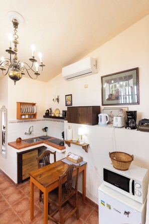 Refrigerador, microondas, parrilla de estufa y cafetera y tetera 