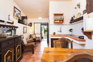 Réfrigérateur, micro-ondes, plaque de cuisson, cafetière/bouilloire