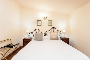 1 chambre, bureau, fer et planche à repasser, lit parapluie