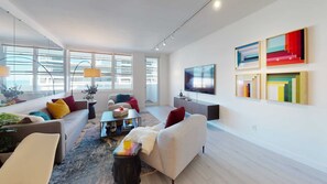 TV, offices - NEW! Luxury Ocean View  – 1Bd 2Bth – Designer Made & Breathtaking Views (Miami Beach)
