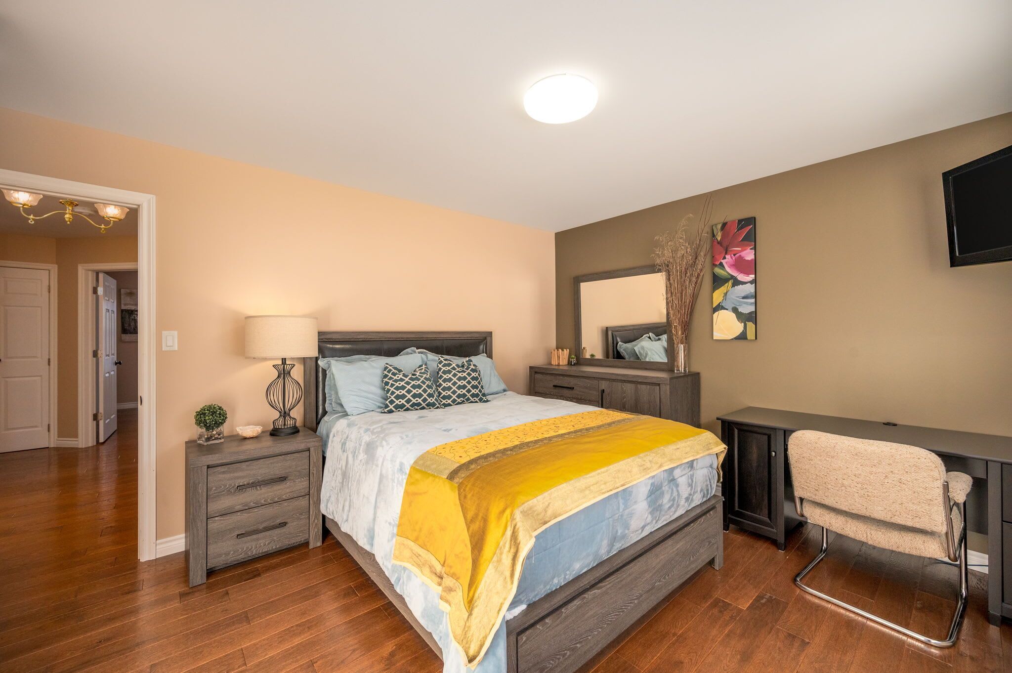2 bedrooms, desk, iron/ironing board, WiFi