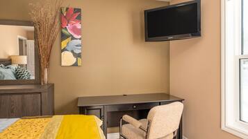 2 bedrooms, desk, iron/ironing board, WiFi