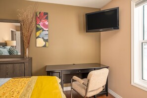 2 bedrooms, desk, iron/ironing board, WiFi - Pointe of View | Riverfront | Sled In/Out |Sleep 6 (Bancroft)