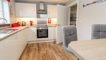 Cottage | Private kitchen | Fridge, microwave, dishwasher, electric kettle