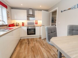Cottage | Private kitchen | Fridge, microwave, dishwasher, electric kettle