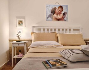 2 bedrooms, iron/ironing board, internet