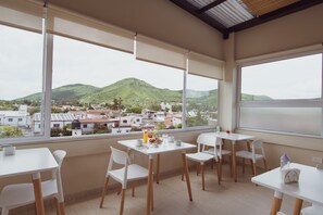 Free daily continental breakfast - Hotel Tonight (Salta)