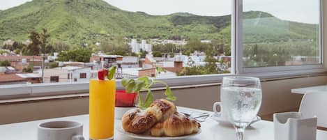 Tägliches inbegriffenes kontinentales Frühstück