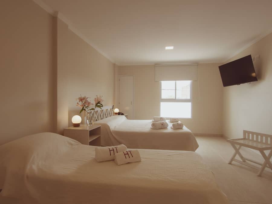 Habitación triple | Edredón, camas Select Comfort y ropa de cama