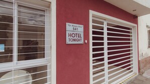 A hotel sign with the number 141 and the text "HOTEL TONIGHT" on a red wall. - Hotel Tonight (Salta)