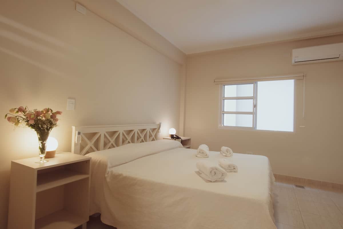 Kamar Deluks | Selimut bulu angsa, tempat tidur Select Comfort, dan seprai linen
