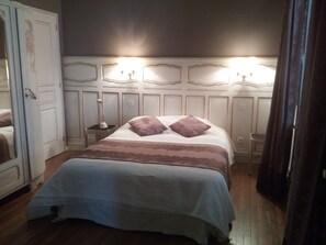 2 slaapkamers, een strijkplank/strijkijzer, gratis wifi, beddengoed