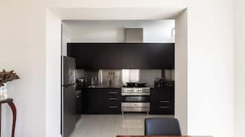 Frigorífic, cafetera i tetera i trona