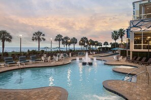 Outdoor pool, sun loungers - SpringHill Suites by Marriott Myrtle Beach Oceanfront (Myrtle Beach)