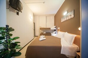 Economy-værelse til 4 personer | Dundyner, gratis Wi-Fi, sengetøj