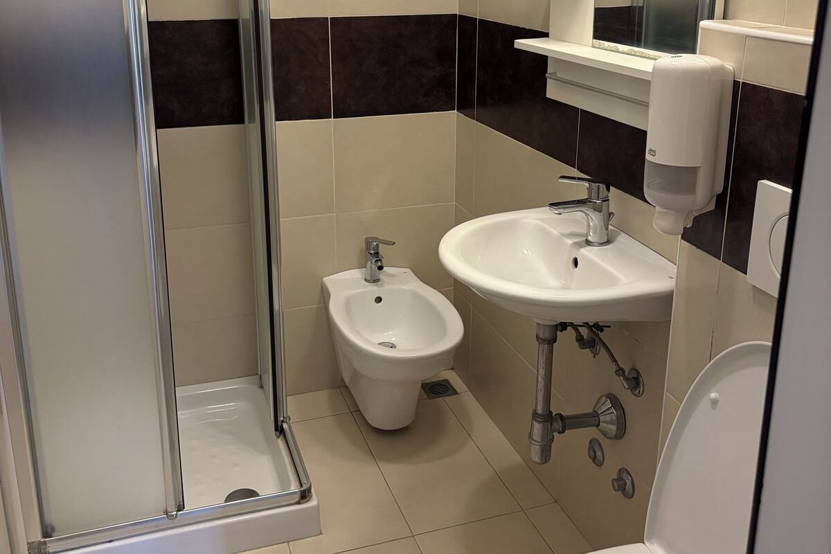 Een douche, handdoeken