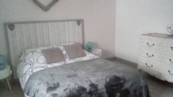 2 bedrooms, travel cot, bed sheets
