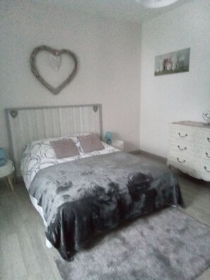 2 chambres, lit parapluie, draps fournis