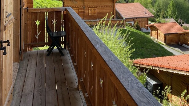 A wooden cabin with a balcony overlooking a mountainous landscape. - Chalet - Calm, comfort and splendid view (Mayens de chamoson)