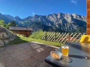 Outdoor dining - Chalet - Calm, comfort and splendid view (Mayens de chamoson)